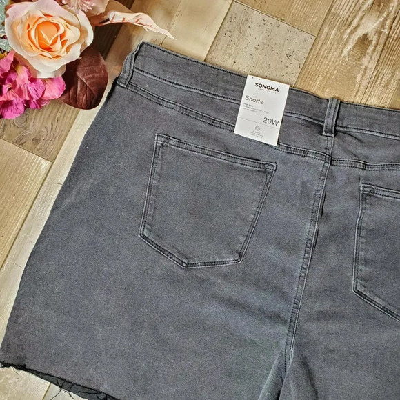 NWT Sonoma Women's Plus Size Black Denim High-Rise Raw Hem Shorts Size 20W - Picture 4 of 12